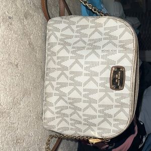 Michael Kors Crossbody very good condition gently used . No damage like new. $50